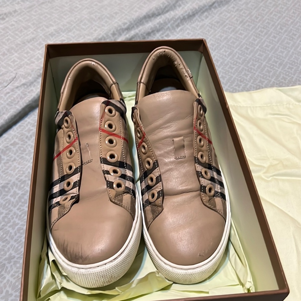 Women Burberry shoes size 5.5 - Picture 1 of 4